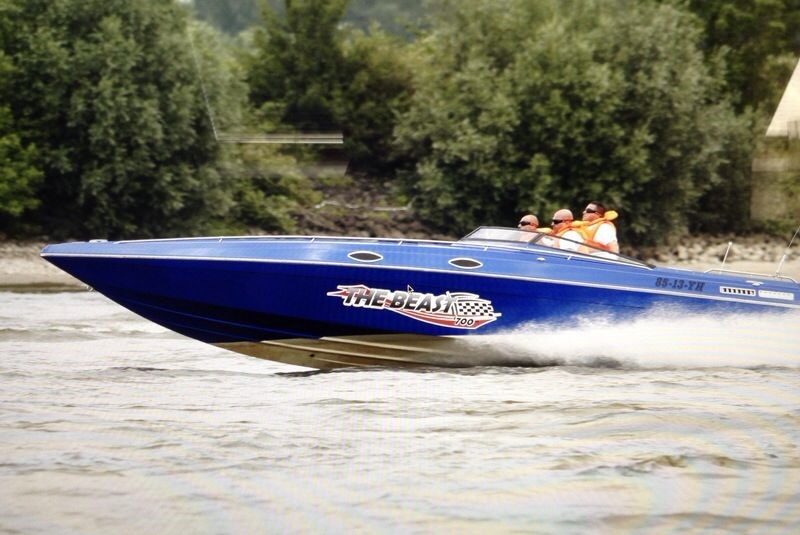 Checkmate 32 feet 2 x Mercruiser 7,4 liter V 8